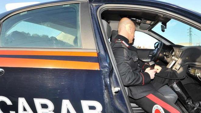 Provoca un incidente con l’auto e fugge, rintracciato dai carabinieri