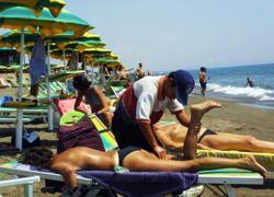 Blitz sulla spiaggia denunciato massaggiatore 