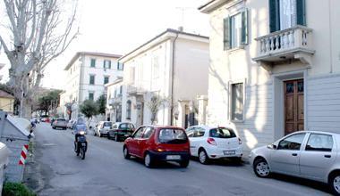 Sosta selvaggia, traffico e rumore: caos in via Montebello 