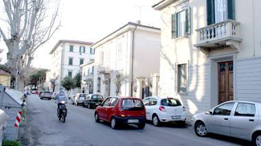 Sosta selvaggia, traffico e rumore: caos in via Montebello