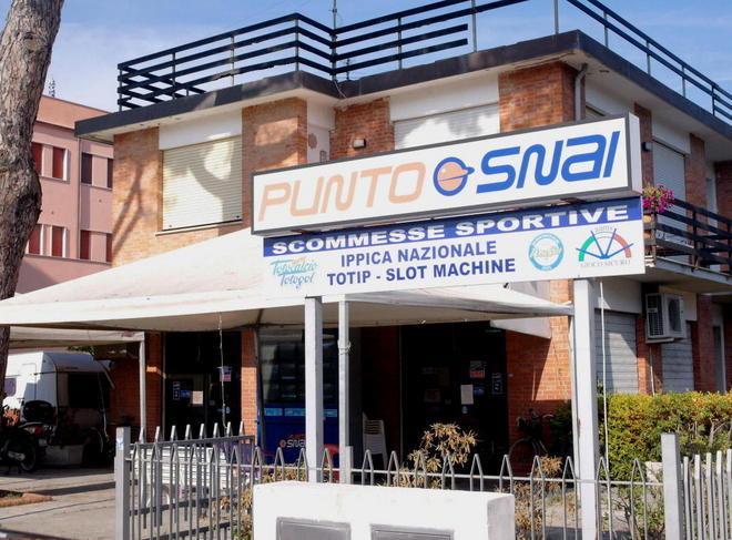 Tre banditi rapinano il Punto Snai 