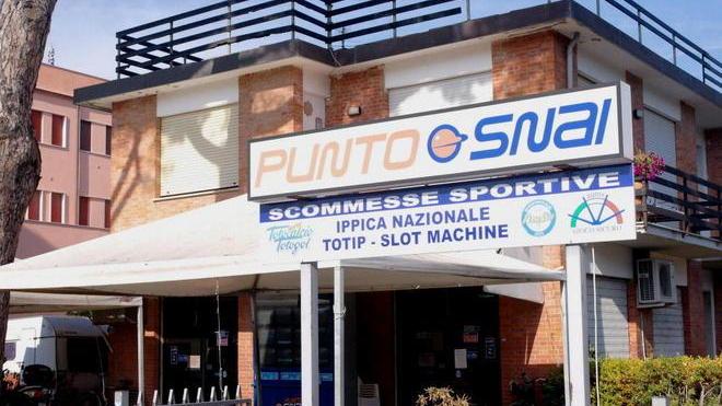 Tre banditi rapinano il Punto Snai