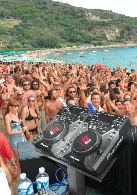 Cavoli diventa una discoteca Due giorni con il beach party 