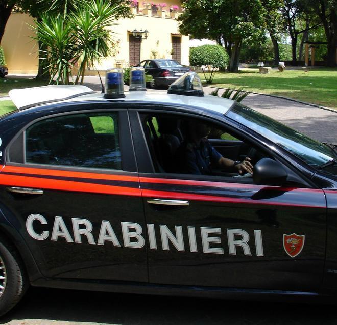 Scopre due ragazze che rubano in casa e le fa arrestare 