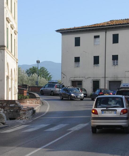 Strada pericolosa, negozianti in rivolta 