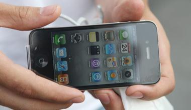 Le morde il braccio per rapinarla dell’iphone 