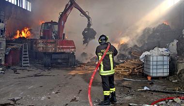 In fiamme il capannone di un’azienda di rifiuti a Ponte a Egola 