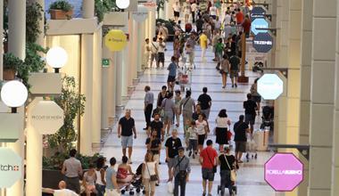 Ferragosto al centro commerciale, pienone per I Gigli aperti 