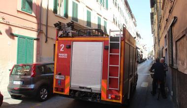Donna avvolta dalle fiamme in casa, la salva un passante: gravissima 