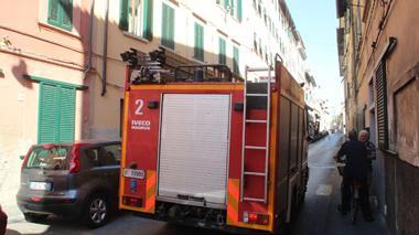 Donna avvolta dalle fiamme in casa, la salva un passante: gravissima