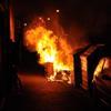 Divano abbandonato prende fuoco e incendia un cassonetto 