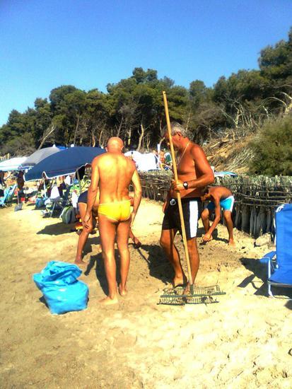 Riotorto, dopo la spiaggiata ripuliscono i bagnanti 