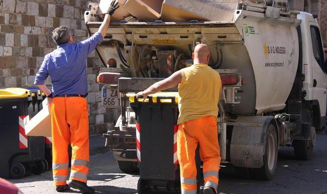 Crescono i rifiuti, calano i pratesi in ferie 