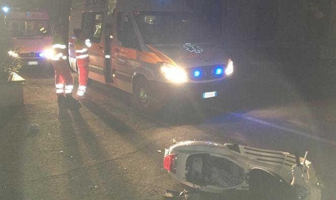 In scooter finisce contro un cassonetto
