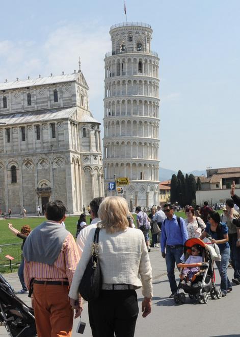 Nomade sfila duemila euro a un turista