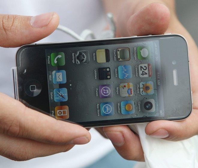 Gli rubano l’Iphone lo rintraccia col satellite 