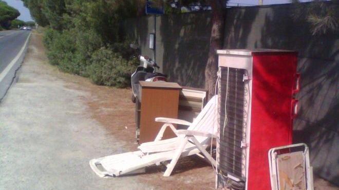 Frigoriferi, forni e sdraio abbandonati sulla strada