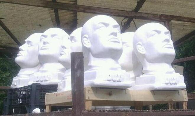 I busti del duce in evidenza tra le statue di gesso