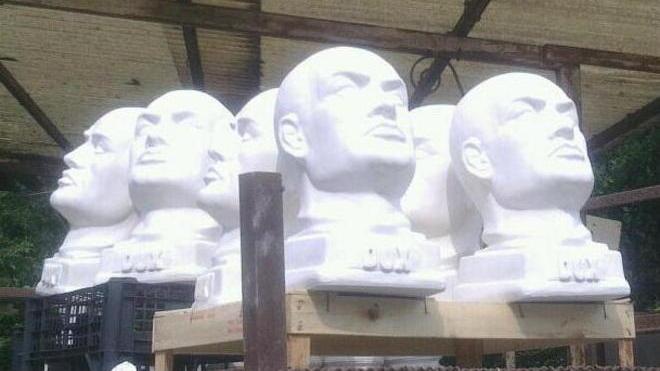 I busti del duce in evidenza tra le statue di gesso