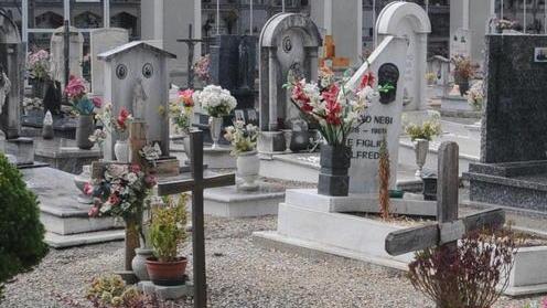Spianate, ladri e vandali al cimitero