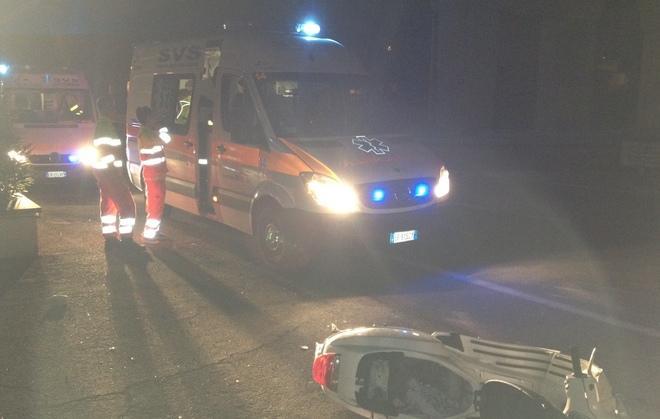 Giovane in scooter finisce contro cassonetto
