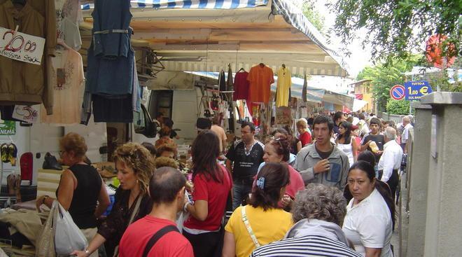 Si dà alla fuga alla vista degli agenti, merce sequestrata