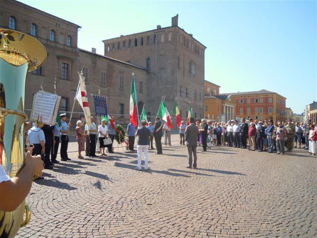 La piazza di Carpi ricorda i suoi martiri 