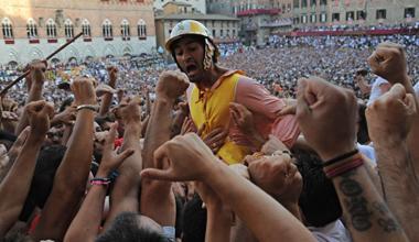 “Scompiglio” Bartoletti trionfa al Palio 