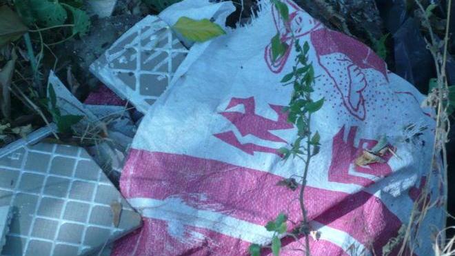 Bici, taniche e mattonelle: discarica abusiva nel Montalbano