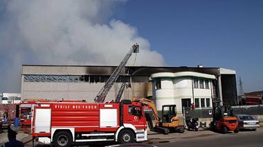 Incendio in azienda di rifiuti, terminate le operazioni di bonifica