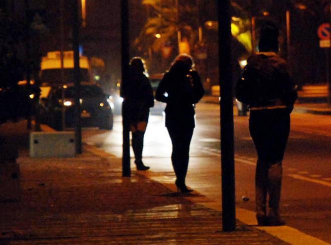 Pretende di pagare la prostituta col bancomat, sequestrato per 4 ore 