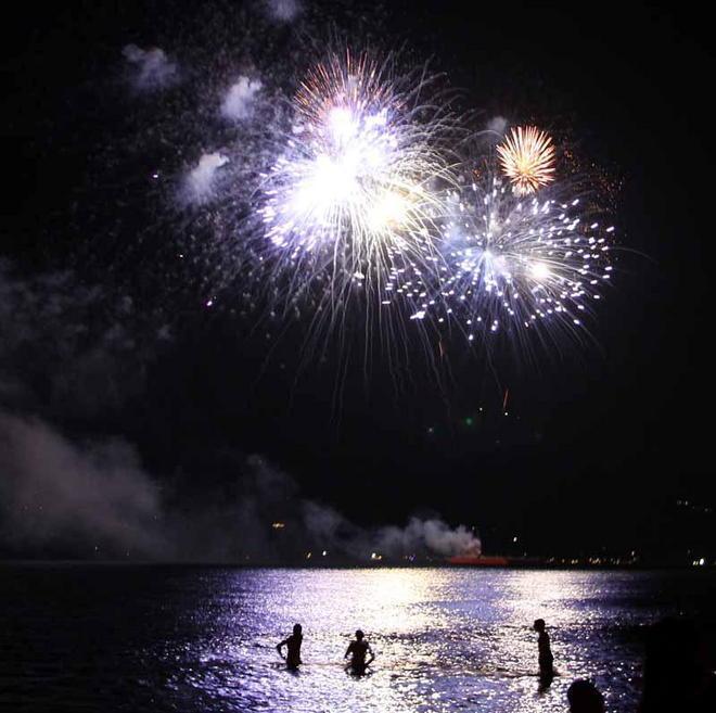 Domenica show di luci e colori con fuochi sparati dal mare 