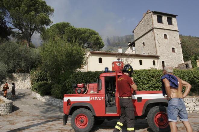 Incendio brucia il bosco sopra allo Sporting club di via Firenze 