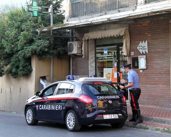 Assalto alla farmacia, bandito armato di pistola fugge con 700 euro 