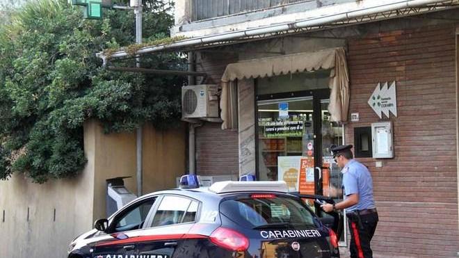 Assalto alla farmacia, bandito armato di pistola fugge con 700 euro