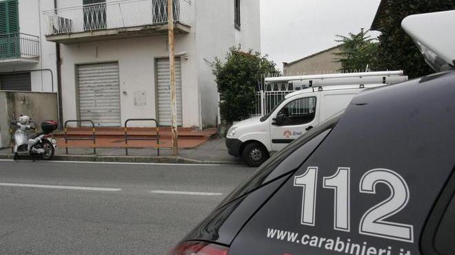 Spaccia cocaina sull’uscio di casa