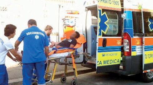 Cliente infuriato prende a calci la porta del bordello