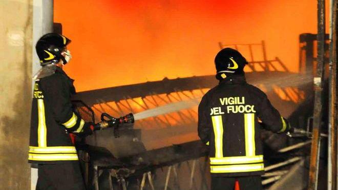 Va in fiamme l’ex Filatura Santomato