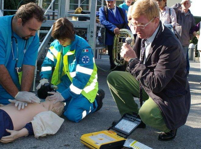 Salvato in passeggiata grazie al defibrillatore 
