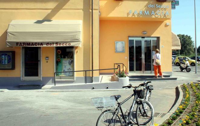 Pistola in pugno rapinano la farmacia 