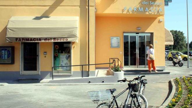 Pistola in pugno rapinano la farmacia