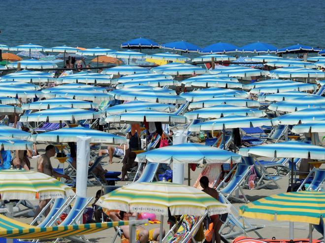La Finanza fotografa i bagni dal cielo 
