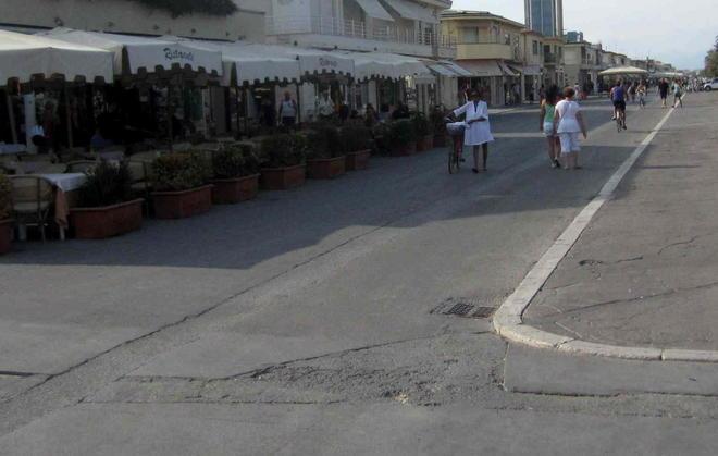 Disabile cade con la madre sull’asfalto rattoppato
