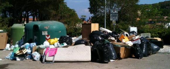 Cavo, una discarica in mezzo alla strada