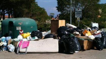 Cavo, una discarica in mezzo alla strada