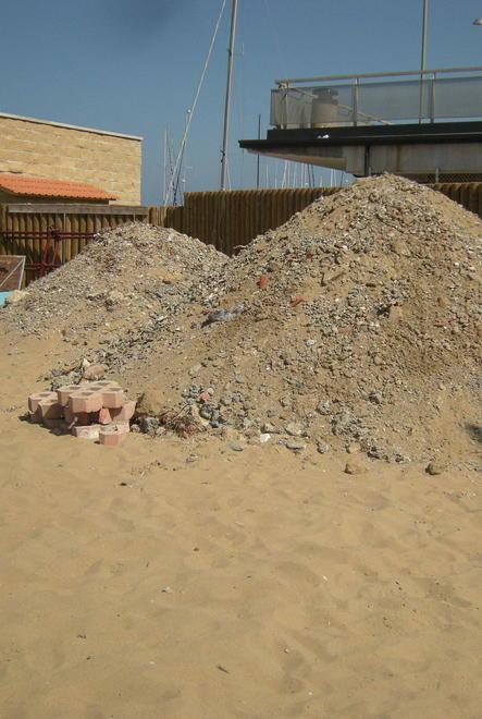 «Presa la sabbia della spiaggia libera per darla ai privati» 