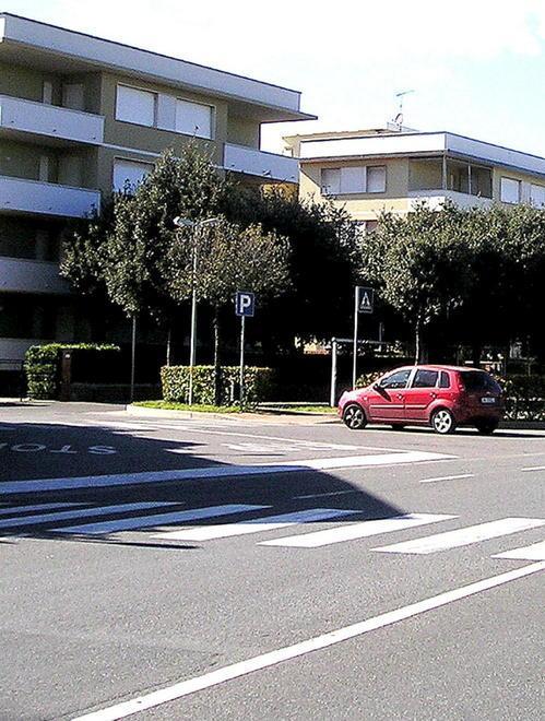 Famiglia travolta sulle strisce da un’auto 