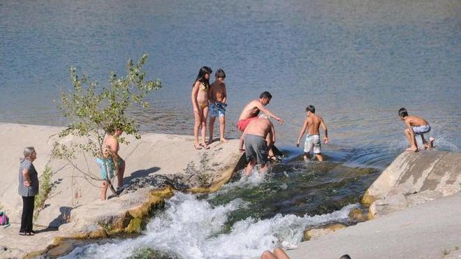 Asciugamano e ombrellone, sul fiume come fosse il mare