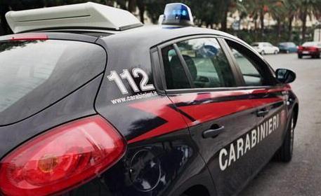 Si denuda davanti ai bimbi Botte da mamme e papà 