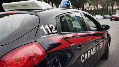 Si denuda davanti ai bimbi Botte da mamme e papà